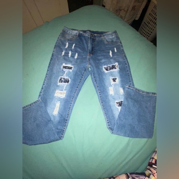 Denim - Black skull mid waist ripped jeans